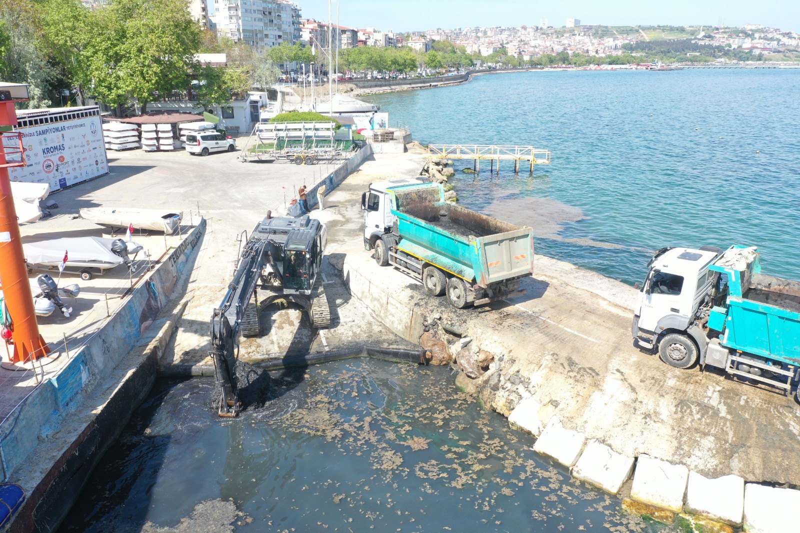 SÜLEYMANPAŞA BELEDİYESİ SAHİLDE MÜSİLAJ TEMİZLİĞİ YAPTI